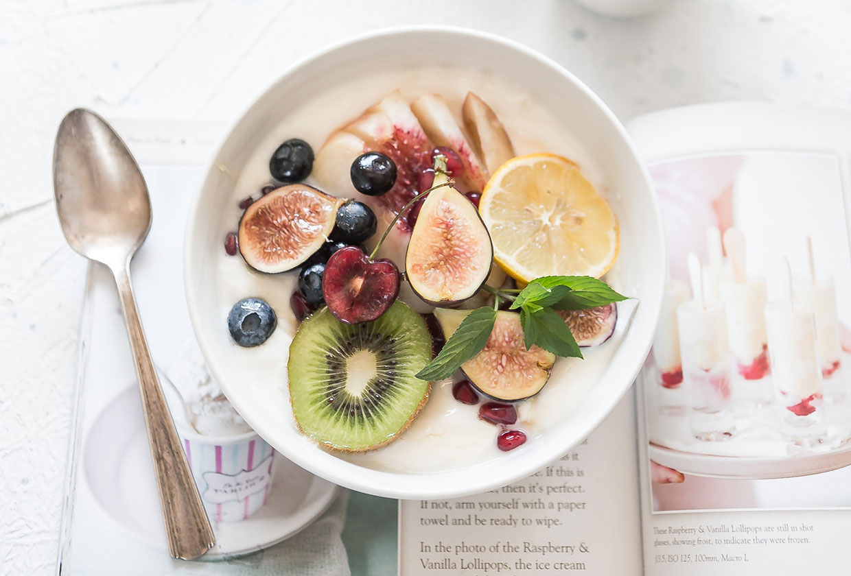Duis euismod sollicitudin est eu tristique nibh White ceramic plate with fruit